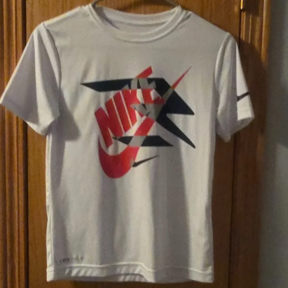 Nike Boys’ Short Sleeve – Size M (10/12) - Picture 1 of 3